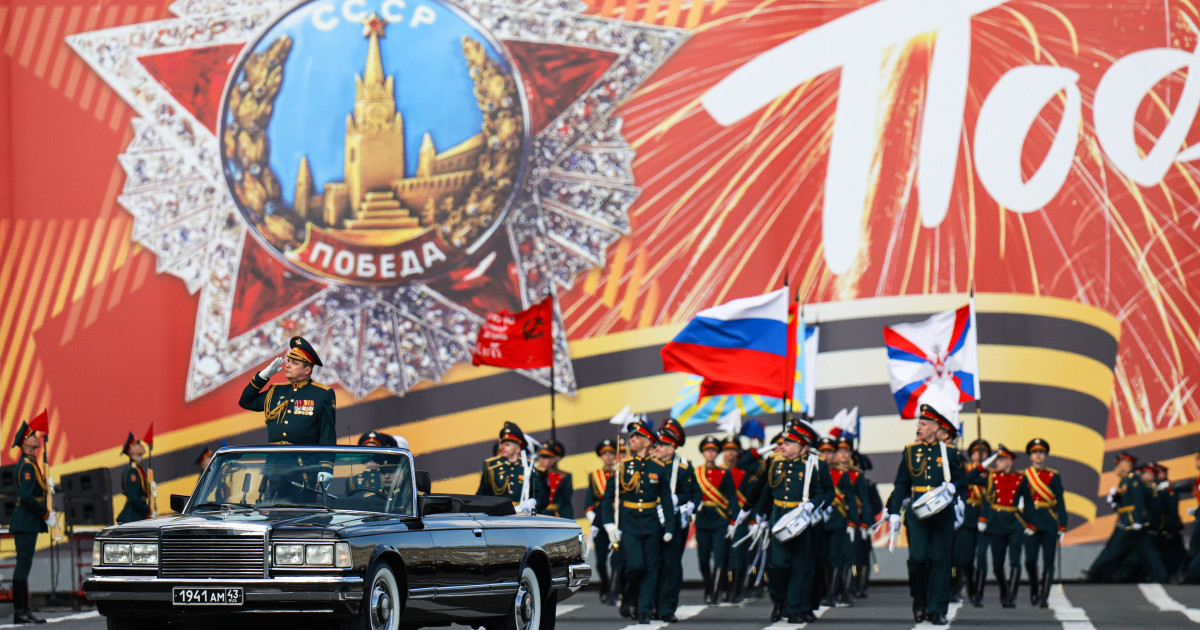 Coloană de soldați ruși în uniformă la parada Ziua Victoriei, fără tancuri, evidențiind problemele producției armament Rusia și echipamente militare rusești. | sursa foto: Digi24 Coloană de soldați ruși în uniformă la parada Ziua Victoriei, fără tancuri, evidențiind problemele producției armament Rusia și echipamente militare rusești. | sursa foto: Digi24