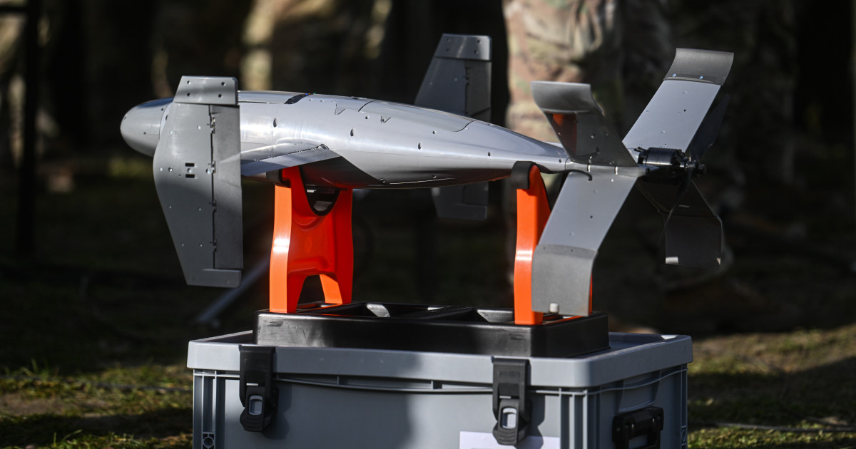 Sistem antidronă Merops montat pe vehicul militar, utilizând inteligență artificială pentru apărare aeriană împotriva dronelor invadatoare. | sursa foto: Digi24 Sistem antidronă Merops montat pe vehicul militar, utilizând inteligență artificială pentru apărare aeriană împotriva dronelor invadatoare. | sursa foto: Digi24