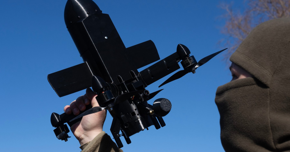 Drone interceptoare realizate prin printare 3D cu inteligență artificială, pregătite pentru misiuni de apărare aeriană în Ucraina. | sursa foto: Digi24 Drone interceptoare realizate prin printare 3D cu inteligență artificială, pregătite pentru misiuni de apărare aeriană în Ucraina. | sursa foto: Digi24