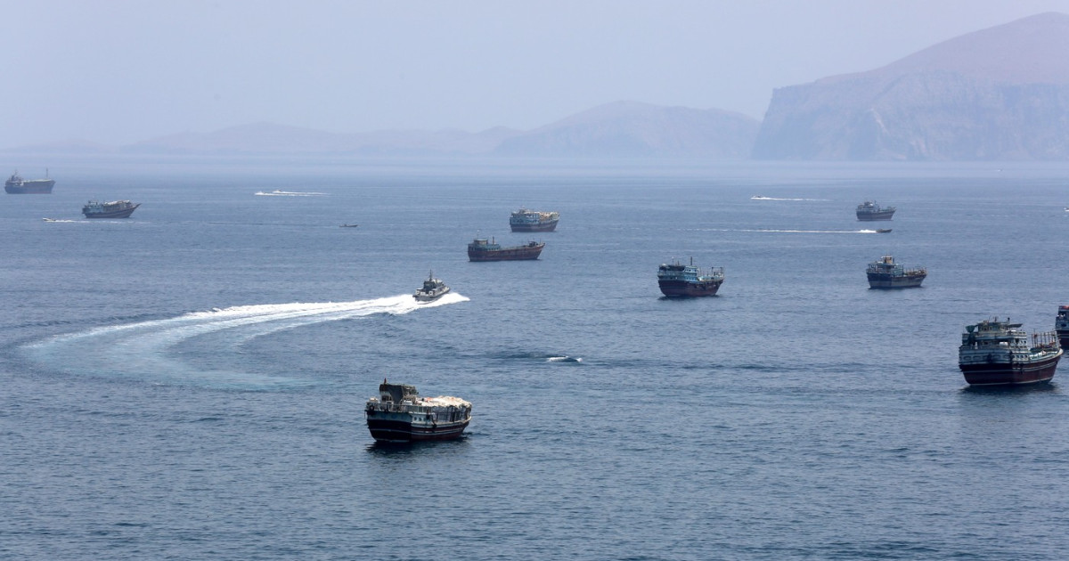 Navă lovită Strâmtoarea Ormuz de proiectil necunoscut, cu avarii la sala motoarelor și marinar rănit asistat de echipajul de coastă. | sursa foto: Digi24 Navă lovită Strâmtoarea Ormuz de proiectil necunoscut, cu avarii la sala motoarelor și marinar rănit asistat de echipajul de coastă. | sursa foto: Digi24