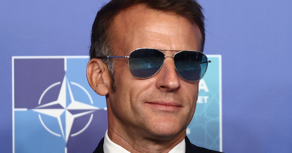 Președintele Macron la summit NATO discutând strategii militare, cu Marine Le Pen în fundal, simbolizând moștenirea lui Macron și provocările viitoare. | sursa foto: Digi24 Președintele Macron la summit NATO discutând strategii militare, cu Marine Le Pen în fundal, simbolizând moștenirea lui Macron și provocările viitoare. | sursa foto: Digi24