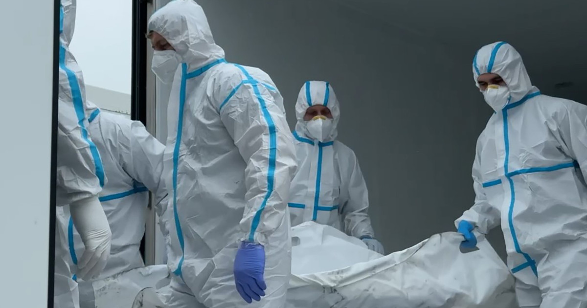 Echipa medico-legală verificând cu atenție cadavrele soldaților ucraineni repatriați pentru a detecta grenade în cadavre și alte pericole. | sursa foto: Digi24 Echipa medico-legală verificând cu atenție cadavrele soldaților ucraineni repatriați pentru a detecta grenade în cadavre și alte pericole. | sursa foto: Digi24