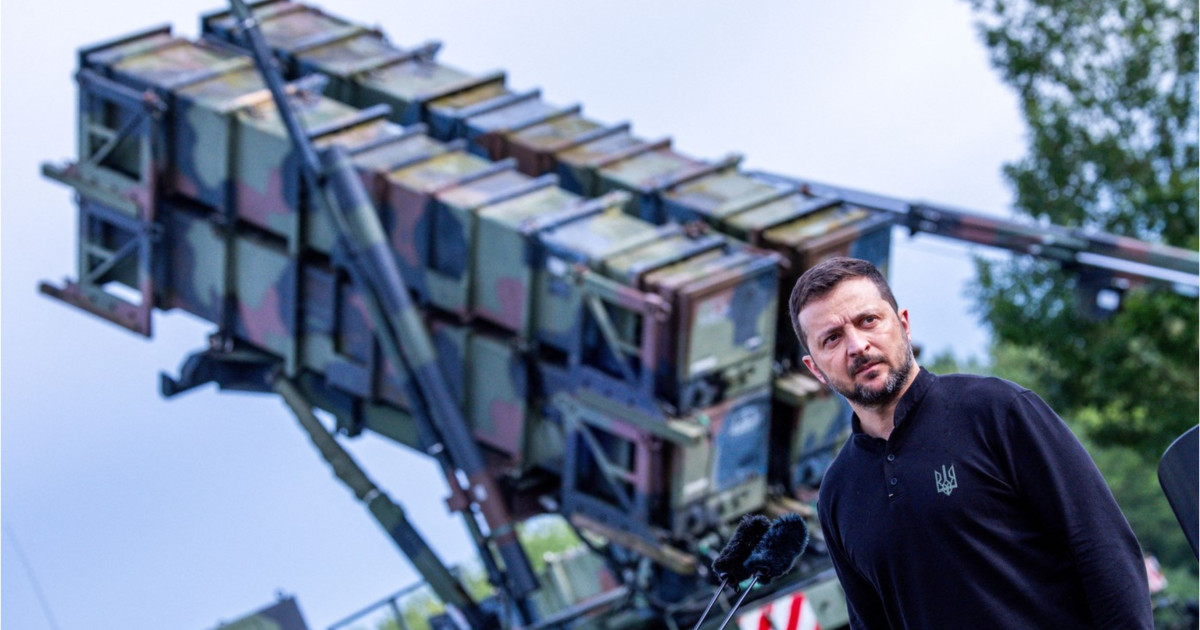 Linie de asamblare cu tehnicieni lucrând la componente electronice pentru producția rachetelor Patriot Ucraina, Germania și Japonia, evidențiind complexitatea fabricării. | sursa foto: Digi24 Linie de asamblare cu tehnicieni lucrând la componente electronice pentru producția rachetelor Patriot Ucraina, Germania și Japonia, evidențiind complexitatea fabricării. | sursa foto: Digi24