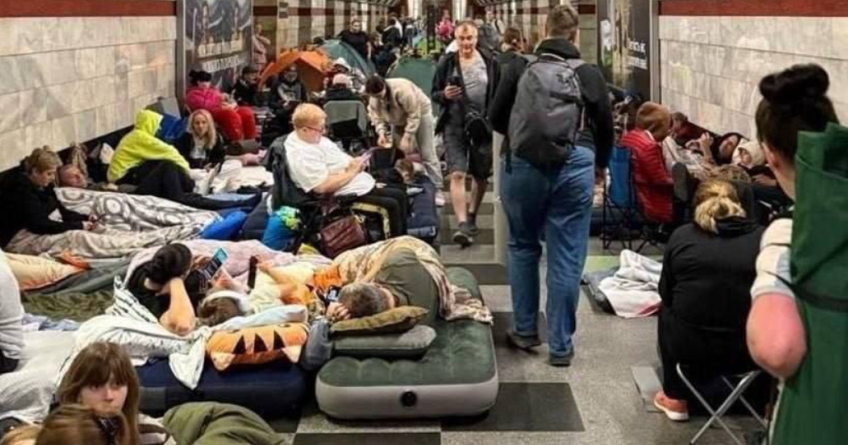 Stație de metrou din Kiev transformată în adăpost antiaerian aglomerat, cu oameni adăpostiți în timpul atacurilor rusești. | sursa foto: Digi24 Stație de metrou din Kiev transformată în adăpost antiaerian aglomerat, cu oameni adăpostiți în timpul atacurilor rusești. | sursa foto: Digi24