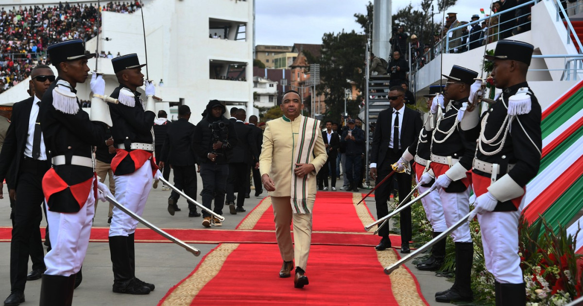 Tineri protestatari în stradă în Madagascar, cu pancarte împotriva guvernului, în contextul revoluției deturnate de mercenari ruși și influența Rusiei. | sursa foto: Digi24 Tineri protestatari în stradă în Madagascar, cu pancarte împotriva guvernului, în contextul revoluției deturnate de mercenari ruși și influența Rusiei. | sursa foto: Digi24