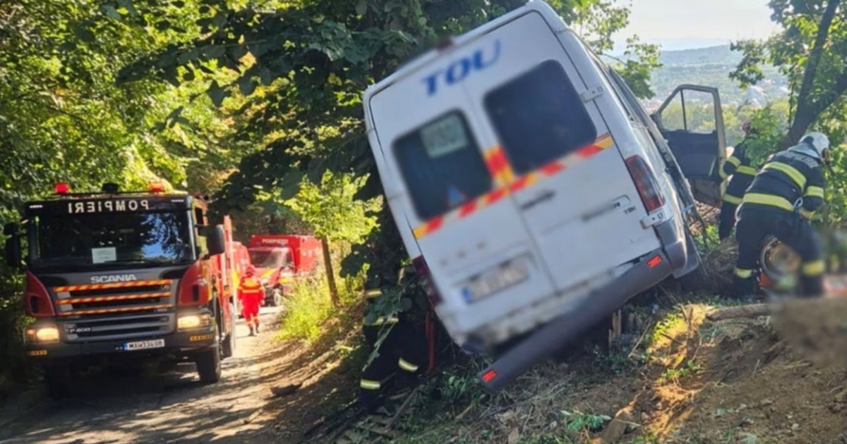 Microbuz avariat lângă copac în accident microbuz Argeș, echipaje SMURD și pompieri aplicând Planul Roșu de Intervenție pentru victime accident. | sursa foto: Digi24 Microbuz avariat lângă copac în accident microbuz Argeș, echipaje SMURD și pompieri aplicând Planul Roșu de Intervenție pentru victime accident. | sursa foto: Digi24