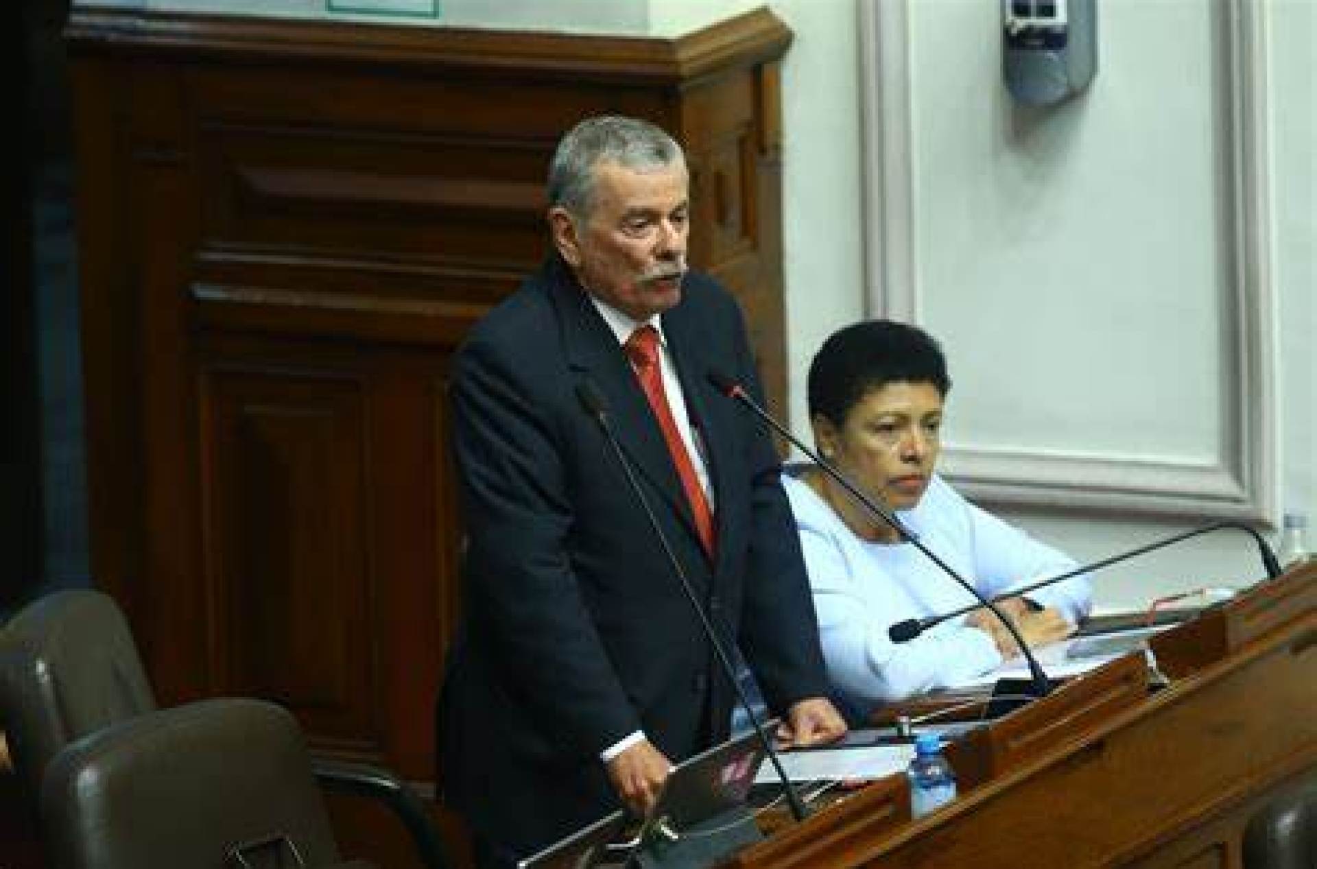 Comisión de Constitución aprueba dictamen a favor de la impunidad para policías y militares Comisión de Constitución aprueba dictamen a favor de la impunidad para policías y militares