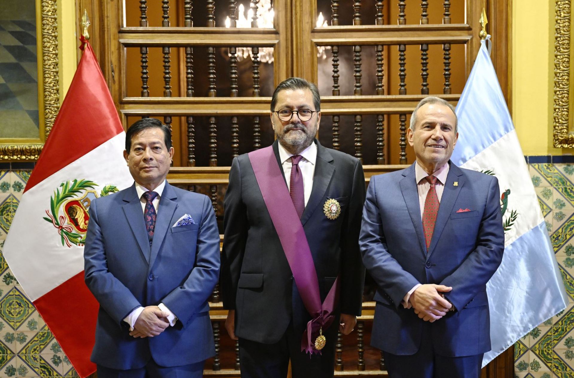 Embajador de Guatemala es condecorado por Canciller Schialer en reconocimiento a lazos con Perú Embajador de Guatemala es condecorado por Canciller Schialer en reconocimiento a lazos con Perú