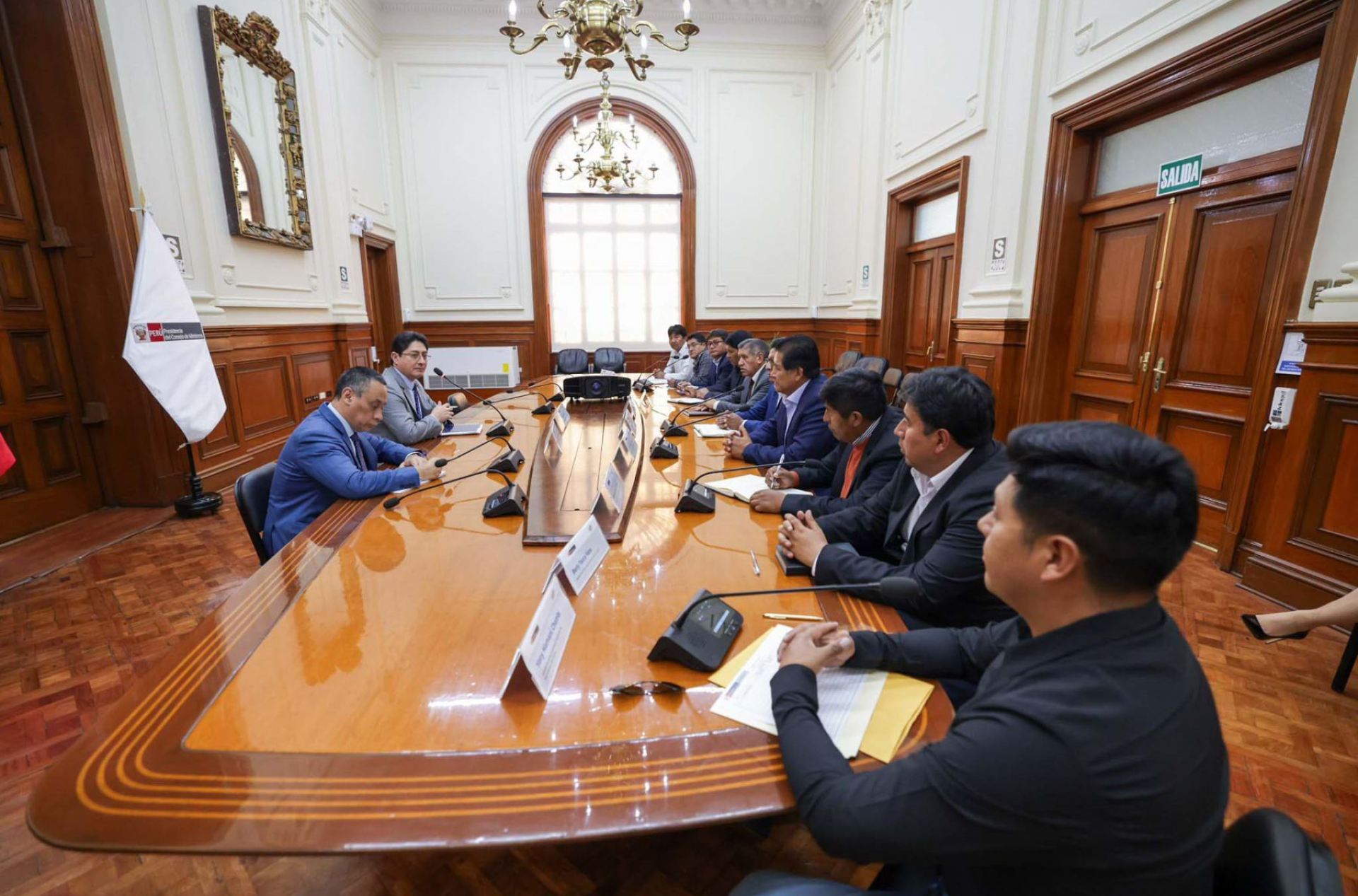 PCM se reúne con 10 alcaldes provinciales de Puno PCM se reúne con 10 alcaldes provinciales de Puno