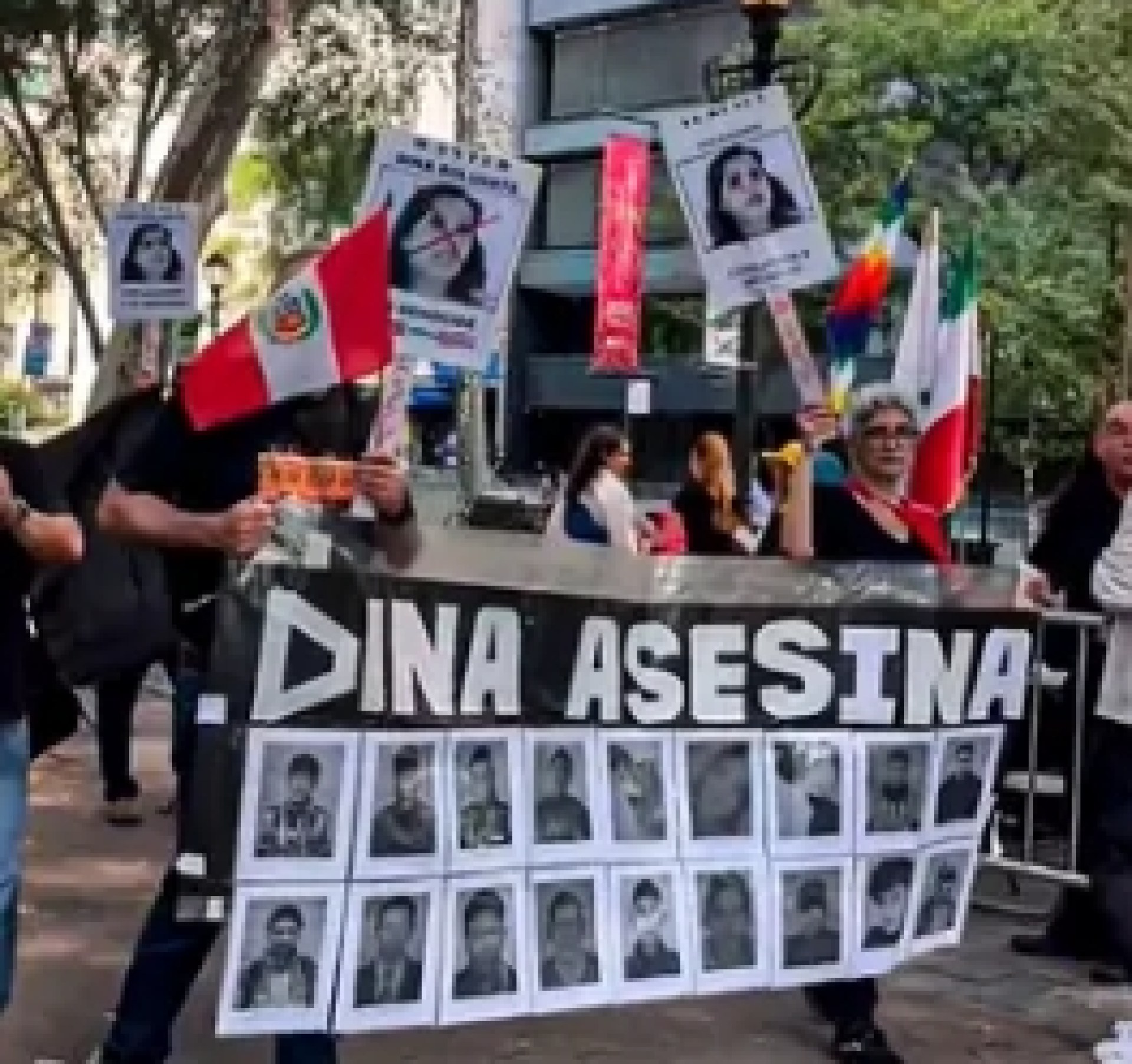 Peruanos en Nueva York protestan por presencia de Dina Boluarte en la ONU Peruanos en Nueva York protestan por presencia de Dina Boluarte en la ONU