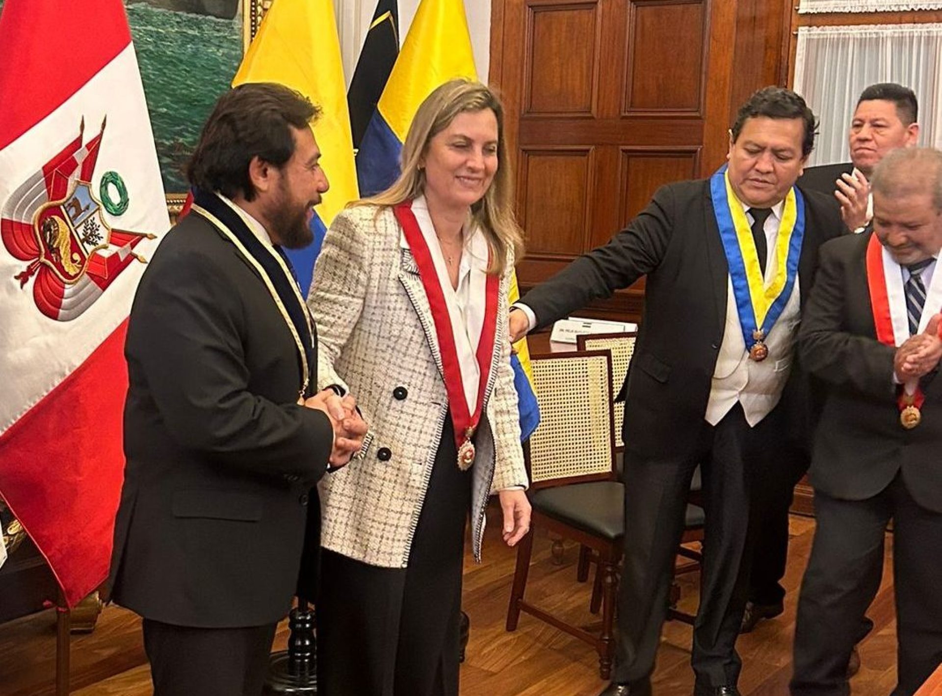 Parlamento Andino impuso la Gran Medalla de los Andes al vicepresidente de El Salvador Parlamento Andino impuso la Gran Medalla de los Andes al vicepresidente de El Salvador