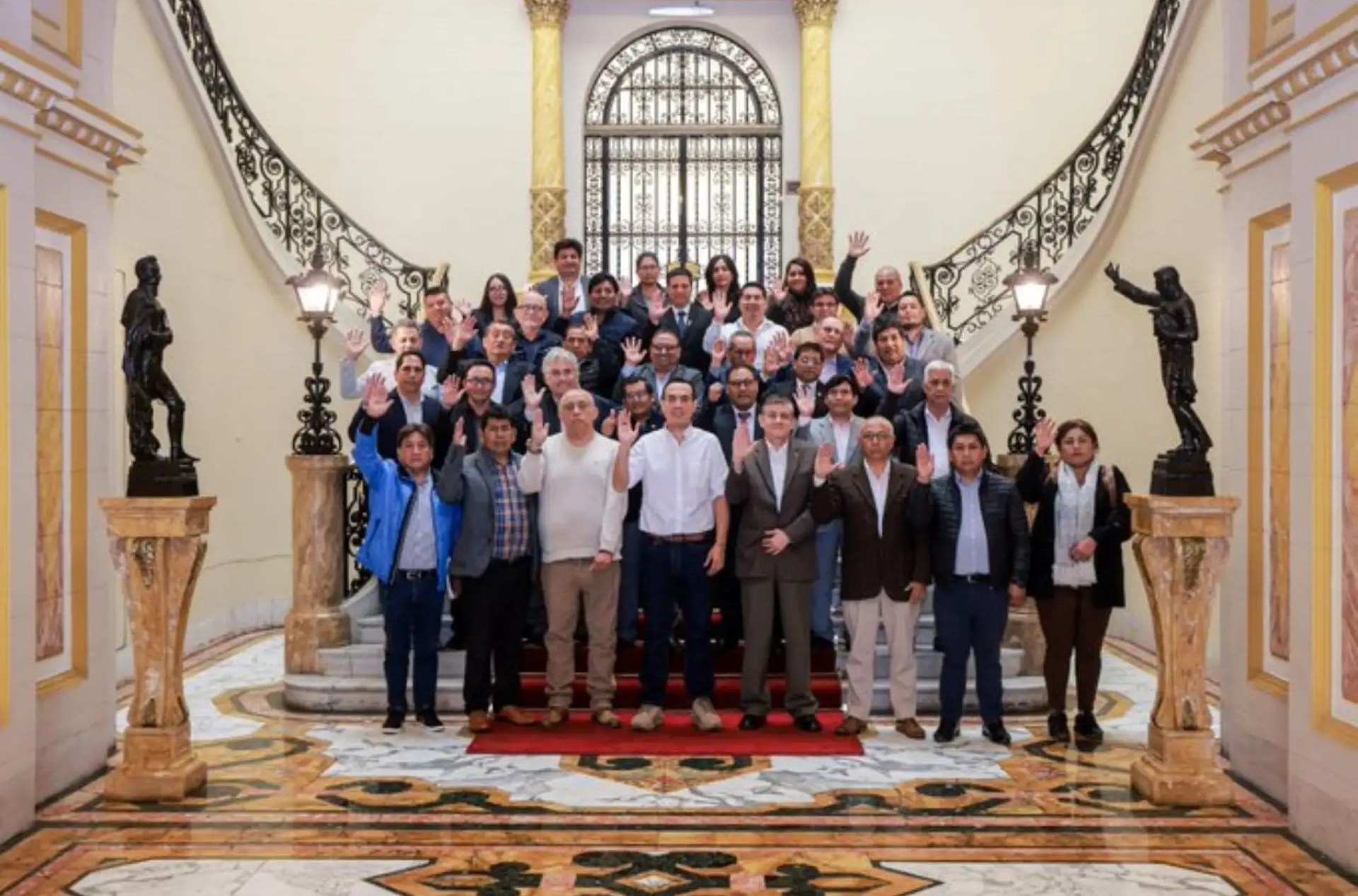 Presidente de la República se reúne con 35 gremios de transportistas para abordar crisis Presidente de la República se reúne con 35 gremios de transportistas para abordar crisis