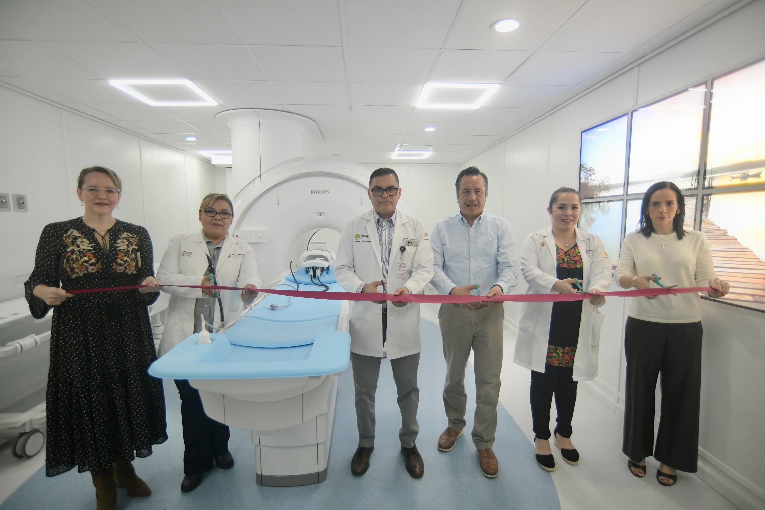 Inaugura Gobernador áreas renovadas de Patología e Imagenología en CAE Xalapa Inaugura Gobernador áreas renovadas de Patología e Imagenología en CAE Xalapa