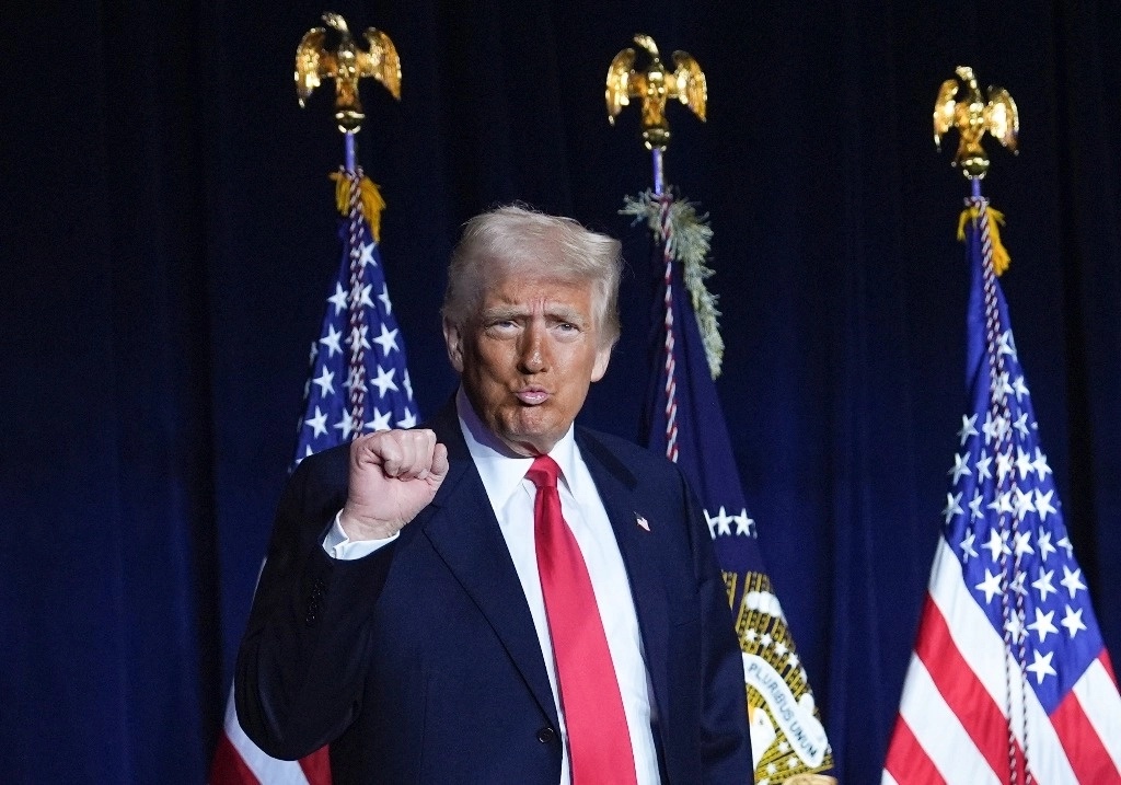 El presidente Donald Trump firmó una orden ejecutiva destinada a prohibir la participación de atletas transgénero en deportes femeninos y de niñas. El presidente Donald Trump firmó una orden ejecutiva destinada a prohibir la participación de atletas transgénero en deportes femeninos y de niñas.