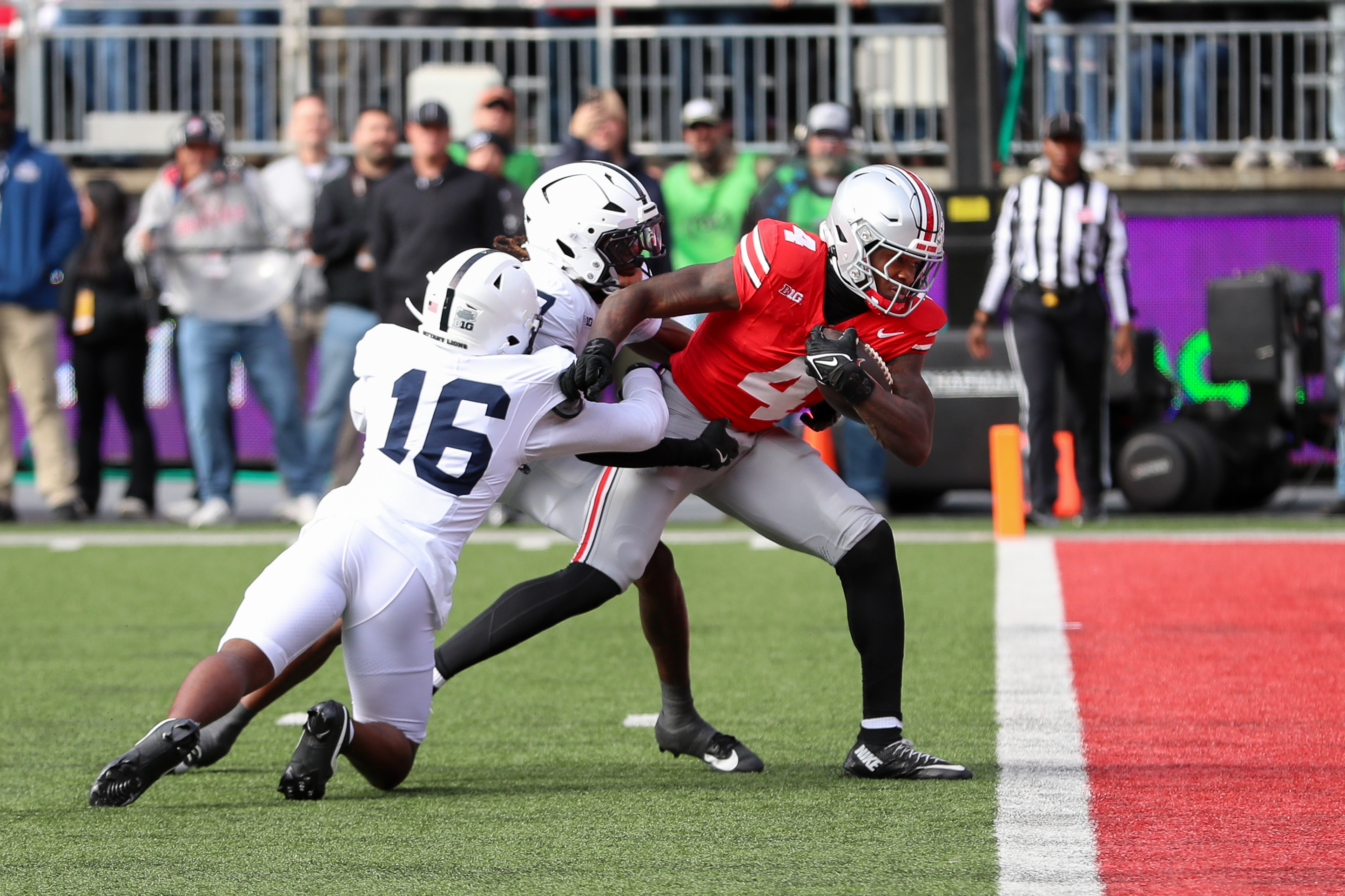 COLUMBUS, OH - NOVEMBER 01: Ohio State Buckeyes wide receiver Jeremiah Smith (4) carries the ball for a touchdown during the game against the Penn State Nittany Lions and the Ohio State Buckeyes on November 1, 2025, at Ohio Stadium in Columbus, OH. (Photo by Ian Johnson/Icon Sportswire via Getty Images)