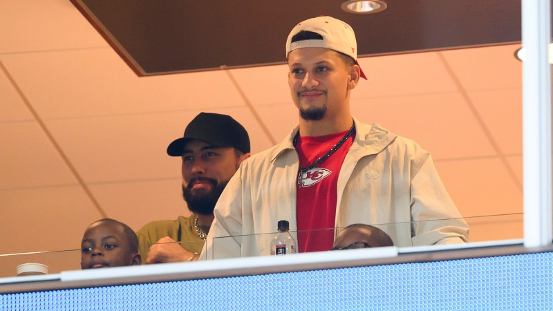 Patrick Mahomes rehabs in Oregon jersey after losing Orange Bowl bet to rookie Jeffrey Bassa Patrick Mahomes rehabs in Oregon jersey after losing Orange Bowl bet to rookie Jeffrey Bassa