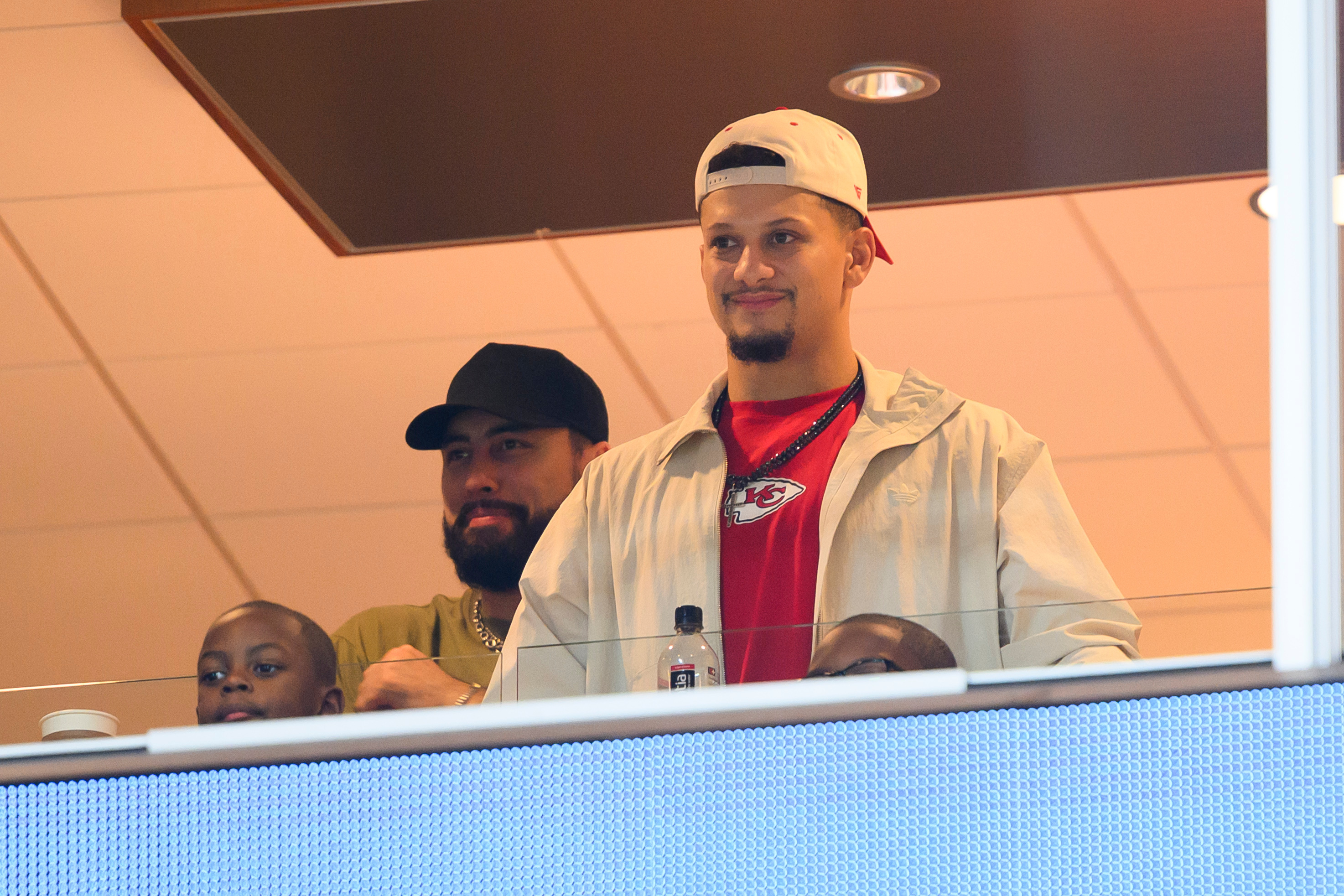 Patrick Mahomes rehabs in Oregon jersey after losing Orange Bowl bet to rookie Jeffrey Bassa Patrick Mahomes rehabs in Oregon jersey after losing Orange Bowl bet to rookie Jeffrey Bassa