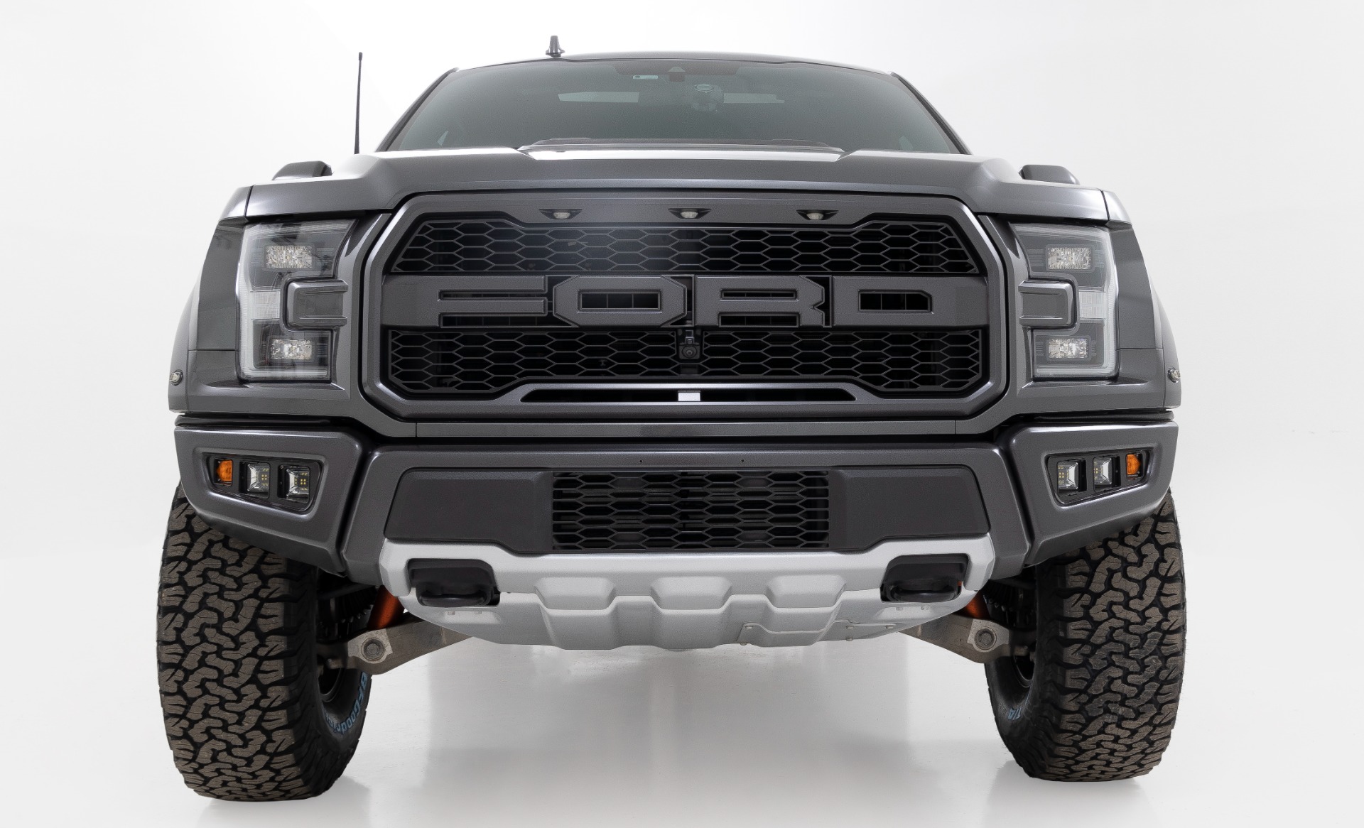 https://ewr1.vultrobjects.com/sema-data-images/DHTP/19-20_ford_raptor_2.5in_lift_-_51031.jpg