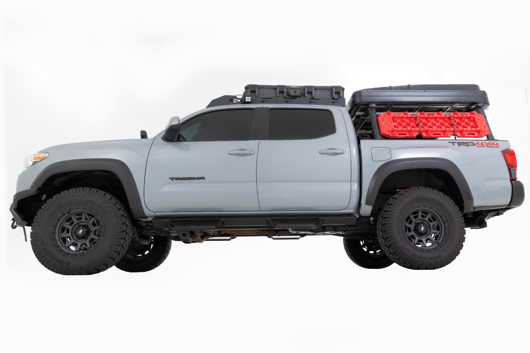 https://ewr1.vultrobjects.com/sema-data-images/DHTP/33x17_overlander_tire_1.jpg
