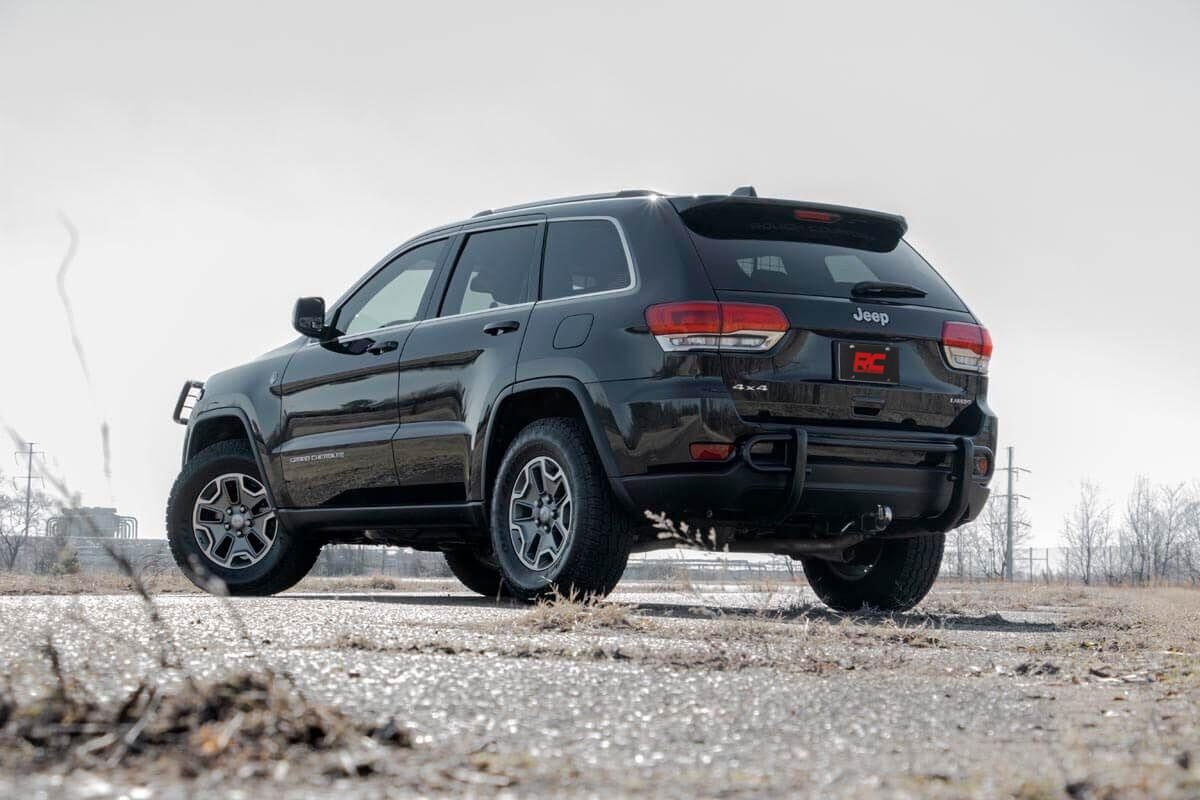 https://ewr1.vultrobjects.com/sema-data-images/DHTP/11-18_grand_cherokee_wk2_2in_leveling_kit_-_67800_preview.jpg