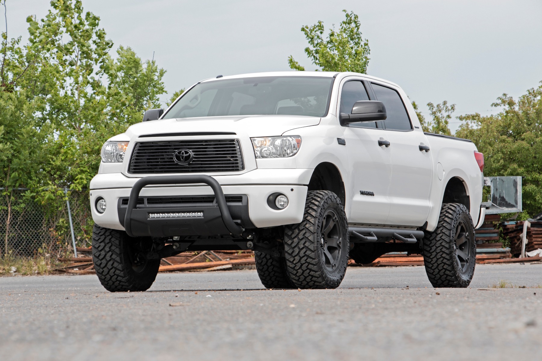 https://ewr1.vultrobjects.com/sema-data-images/DHTP/tundra_led_bullbar_-_installed.jpg