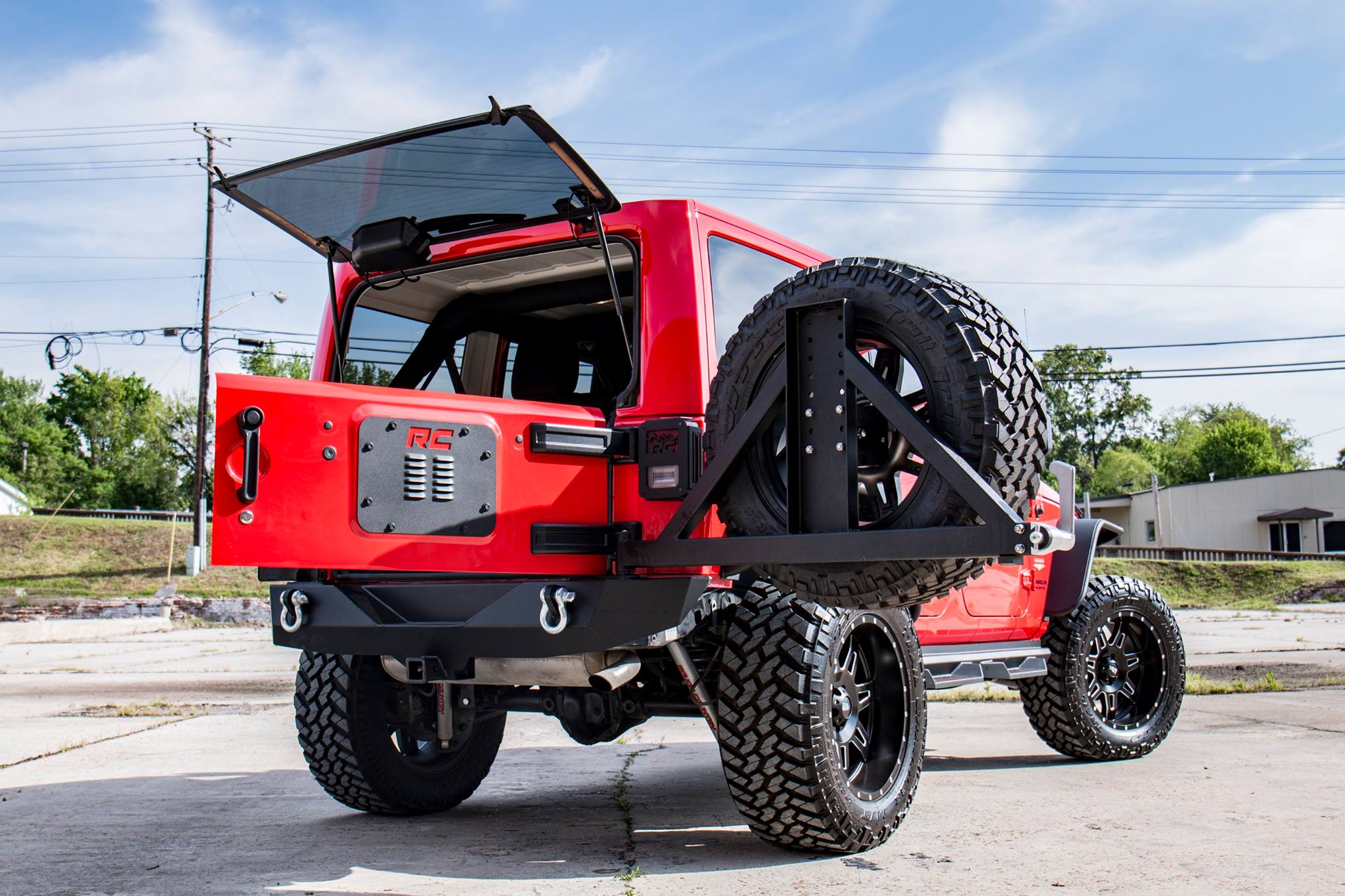 https://ewr1.vultrobjects.com/sema-data-images/DHTP/jeep-tailgate-vent_10514-base-install.jpg