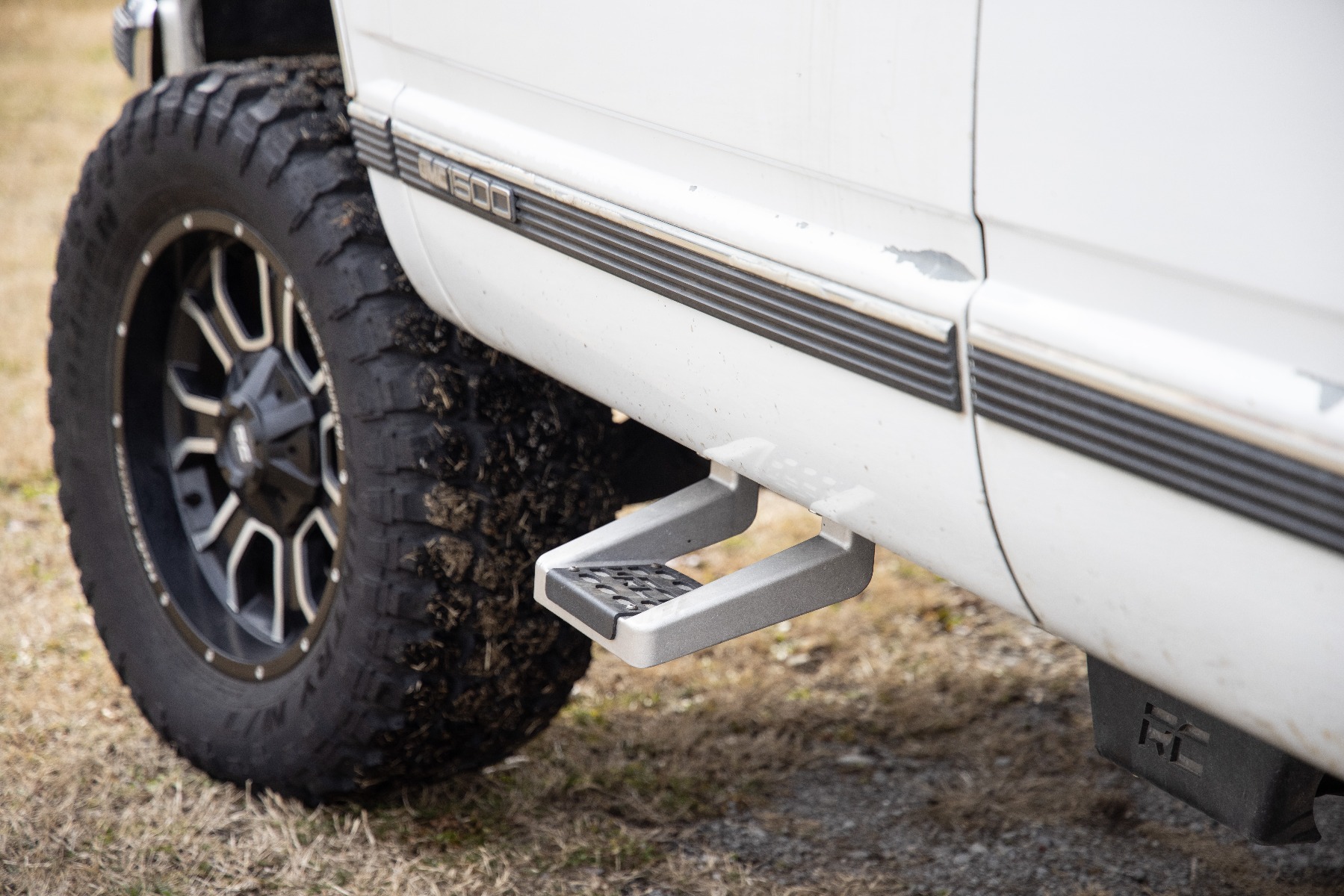 https://ewr1.vultrobjects.com/sema-data-images/DHTP/single_hoop_aluminum_universal_truck_steps_-_117510.jpg