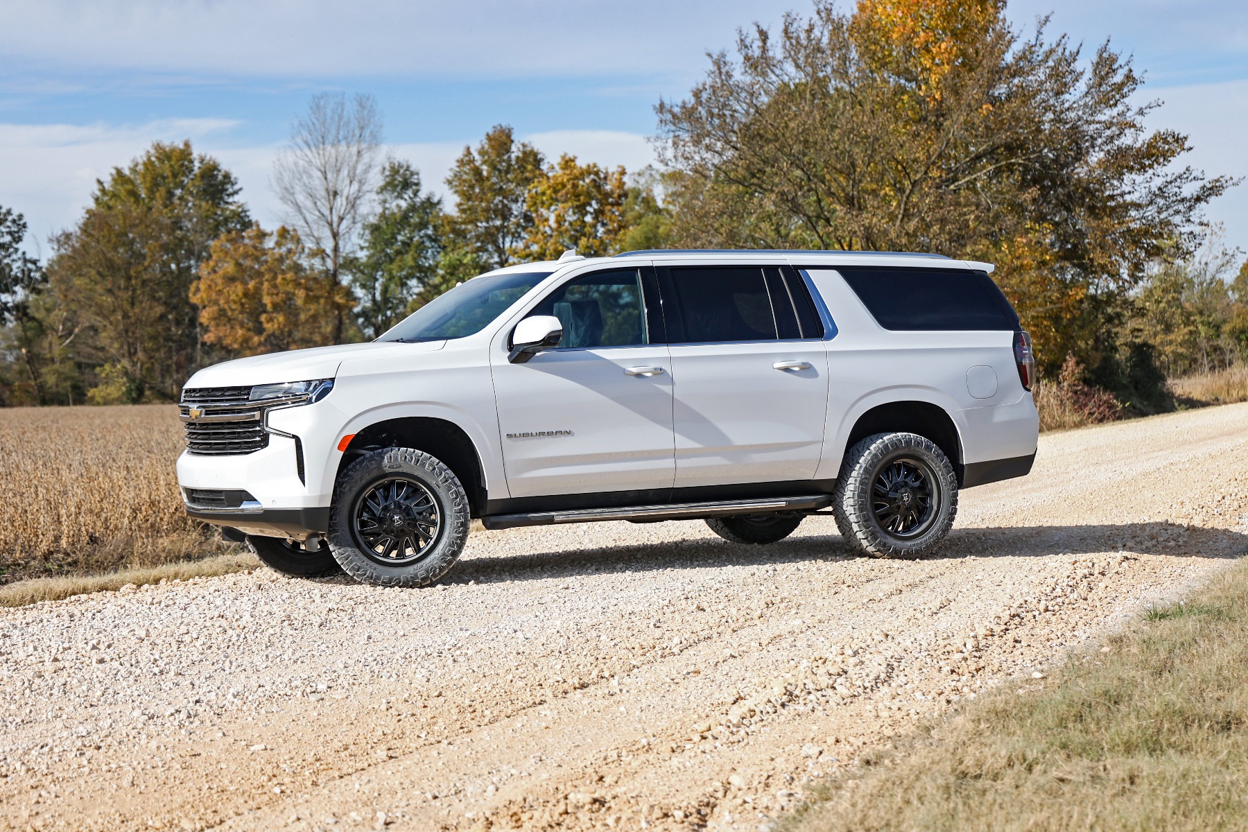 https://ewr1.vultrobjects.com/sema-data-images/DHTP/2021-chevy-tahoe-suburban-2in-lift-11200.jpg
