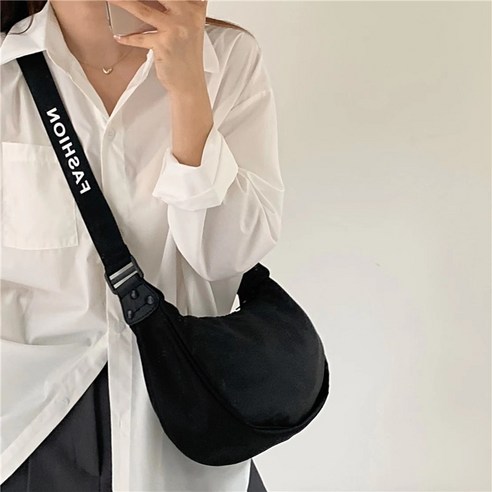 보부상숄더백 추천제품 반달 같은 곡선미가 매력적인 모모앤코 반달 만두 크로스백 소개 보부상숄더백 추천제품 반달 같은 곡선미가 매력적인 모모앤코 반달 만두 크로스백 소개