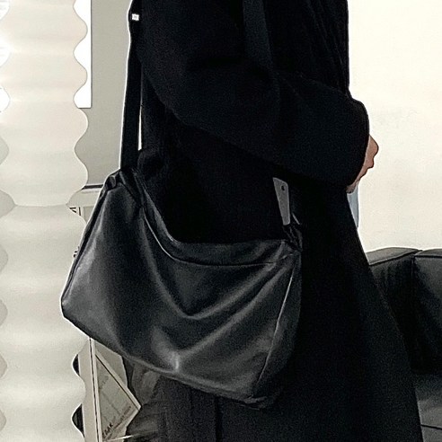 추천상품 가죽의 매력이 가득한, 다용성 메신저백 소개 추천상품 가죽의 매력이 가득한, 다용성 메신저백 소개