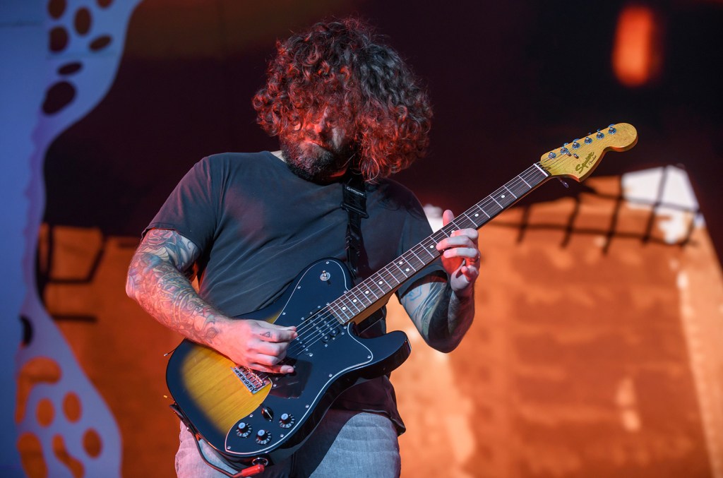 Fall Out Boy’s Joe Trohman Steps Away From Touring for Hand Surgery | FROUSA Media Fall Out Boy’s Joe Trohman Steps Away From Touring for Hand Surgery | FROUSA Media