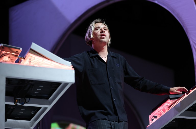 Flume Teams With Emma Louise for New Collaborative Album, ‘DUMB’ Flume Teams With Emma Louise for New Collaborative Album, ‘DUMB’