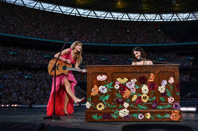 Gracie Abrams Pauses Mexico City Show to Shout Out Taylor Swift on Engagement: ‘Big Congratulations to Taylor’ Gracie Abrams Pauses Mexico City Show to Shout Out Taylor Swift on Engagement: ‘Big Congratulations to Taylor’
