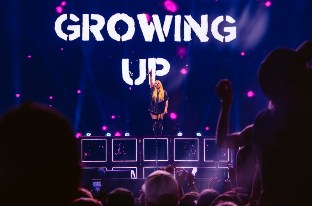 Avril Lavigne and Simple Plan Cover Blink-182’s ‘All The Small Things’ at Festival d’été de Québec | FROUSA Media