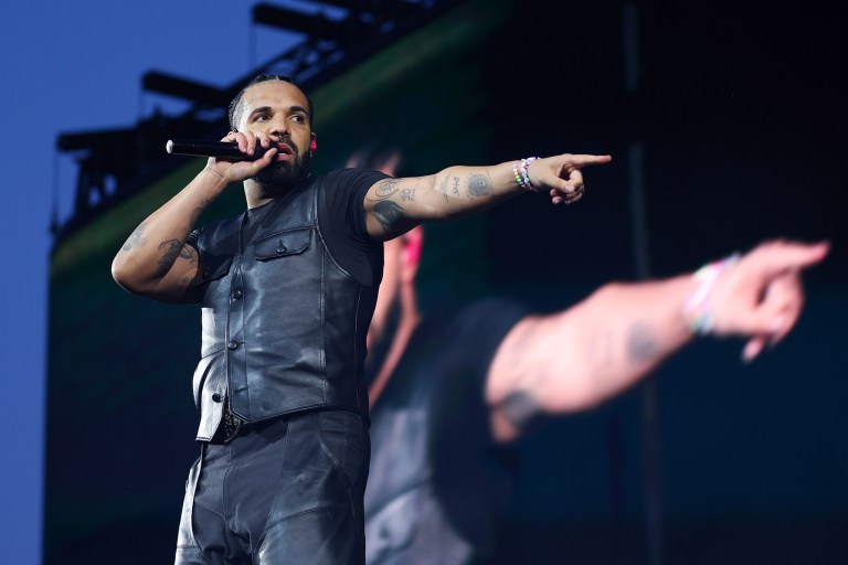 Drake’s ‘Miss’ Hits No. 1 on Rhythmic Airplay Chart, Extending His Record Drake’s ‘Miss’ Hits No. 1 on Rhythmic Airplay Chart, Extending His Record
