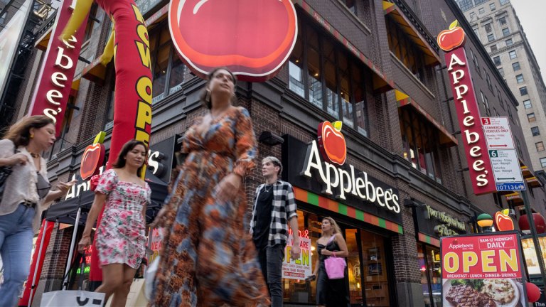 Struggling restaurant chain makes major change to win back customers Struggling restaurant chain makes major change to win back customers