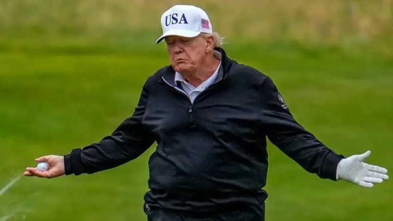 ‘Guy Has to Smell So Bad’: Trump’s Awkward Run-In With Bugs On Golf Course Goes Viral as Fans Zoom In and Revive Longstanding Hygiene Rumors ‘Guy Has to Smell So Bad’: Trump’s Awkward Run-In With Bugs On Golf Course Goes Viral as Fans Zoom In and Revive Longstanding Hygiene Rumors