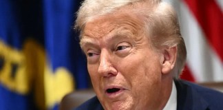 ‘He Got a New Set’: Fresh Trump Photo Sparks Frenzied Zoom-Ins as Viewers Whisper About a Quiet Makeover