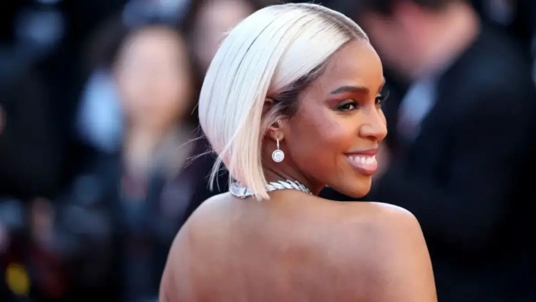 ‘People Said She Had Implants’: Kelly Rowland’s Busty Leather Look Sets the Internet Ablaze as Fans Zoom In ‘People Said She Had Implants’: Kelly Rowland’s Busty Leather Look Sets the Internet Ablaze as Fans Zoom In
