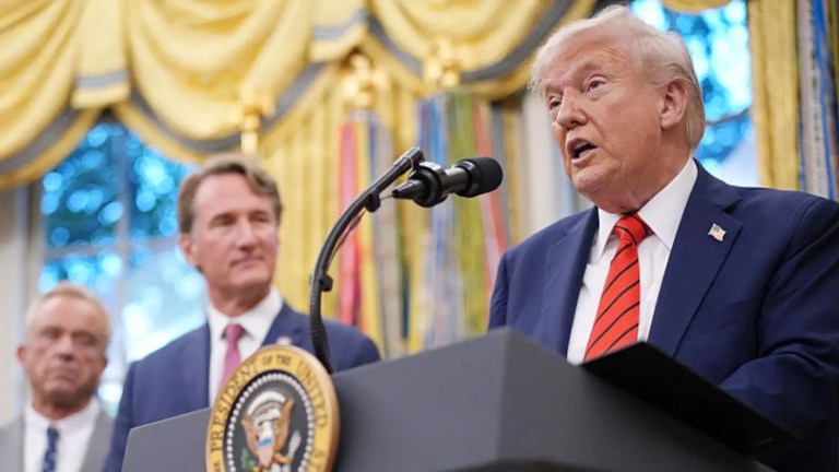 ‘Bad Wig Infomercial’: Trump’s Press Brief Goes Off the Rails After Fans Zoom In and Spot His Uncanny Look-Alike ‘Bad Wig Infomercial’: Trump’s Press Brief Goes Off the Rails After Fans Zoom In and Spot His Uncanny Look-Alike