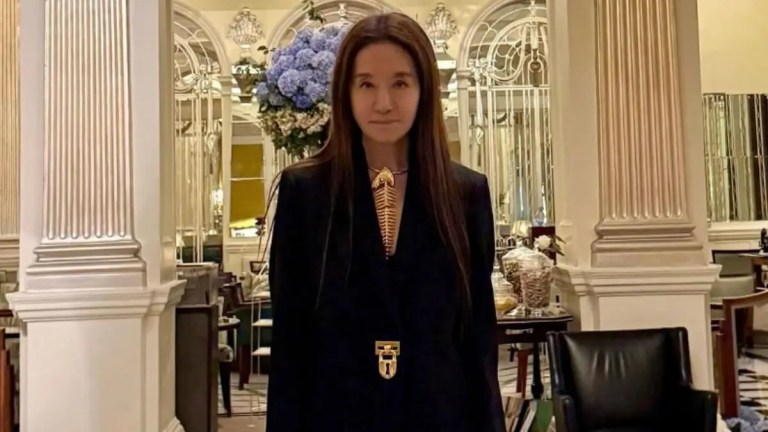 ‘Vera, Please Go Eat Something’: Fans In Shock Over Vera Wang’s Skeletal Frame as Her Dress Nearly Falls Off In Shocking Video ‘Vera, Please Go Eat Something’: Fans In Shock Over Vera Wang’s Skeletal Frame as Her Dress Nearly Falls Off In Shocking Video