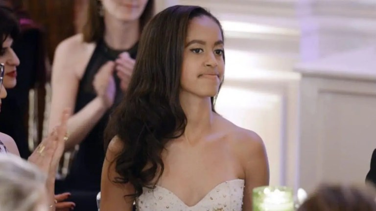 ‘Looks Unkempt…Looks Just Like Her Mom’: Malia Obama’s New Photo Stuns Fans as Her Striking Resemblance to Michelle Obama Goes Viral ‘Looks Unkempt…Looks Just Like Her Mom’: Malia Obama’s New Photo Stuns Fans as Her Striking Resemblance to Michelle Obama Goes Viral