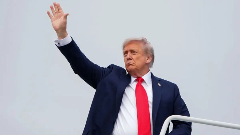 ‘Need to Add About 100 lbs to That’: Donald Trump’s New White House Portrait Was Supposed to Be an Honor, but It Backfired When Fans Zoomed In ‘Need to Add About 100 lbs to That’: Donald Trump’s New White House Portrait Was Supposed to Be an Honor, but It Backfired When Fans Zoomed In
