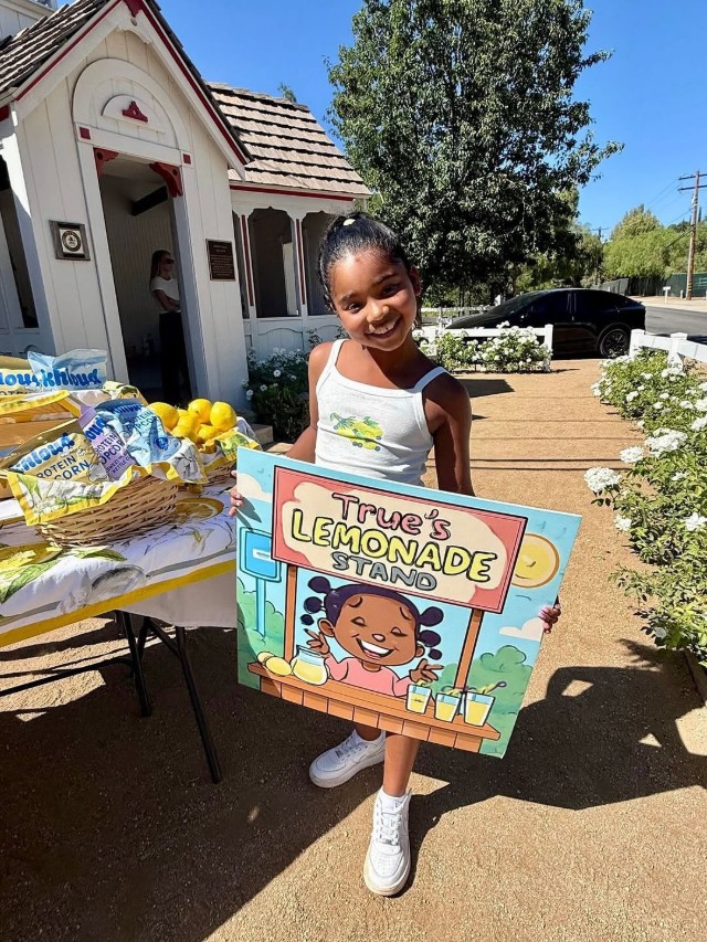TRISTAN THOMPSON SUPPORTS DAUGHTER TRUE AND NIECE DREAM’S LEMONADE STAND TRISTAN THOMPSON SUPPORTS DAUGHTER TRUE AND NIECE DREAM’S LEMONADE STAND