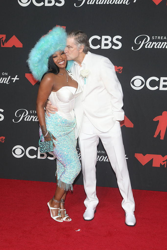 ‘F**k My Type!’ Summer Walker Pops Out With PeePaw PDA At MTV VMAs, Elderly Entanlement Sparks ‘Suar Daddy’ Speculation With ‘Special Friend’ ‘F**k My Type!’ Summer Walker Pops Out With PeePaw PDA At MTV VMAs, Elderly Entanlement Sparks ‘Suar Daddy’ Speculation With ‘Special Friend’