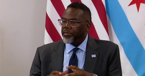 Mayor of Chicago Says Trump is “Small” and is Intimidated by Intellectual Black Men Mayor of Chicago Says Trump is “Small” and is Intimidated by Intellectual Black Men
