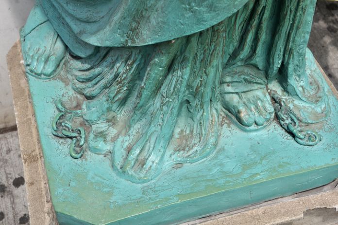 Independence Day And The Statue Of Liberty Chains Explained