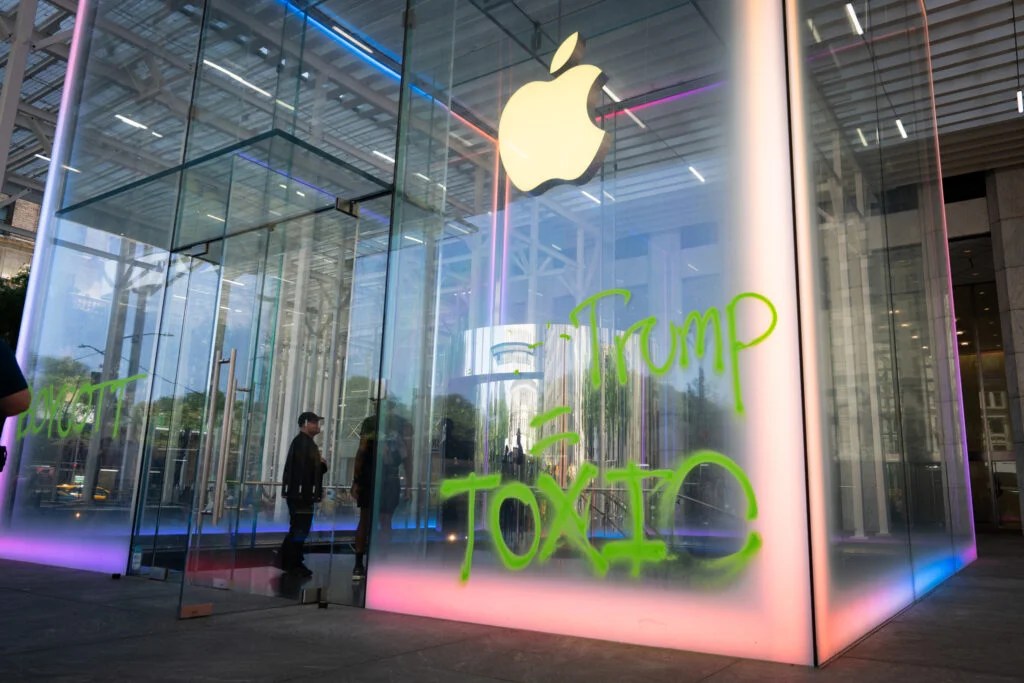 Anti-Trump Climate Protesters Storm NYC Apple Store, Confront CEO Tim Cook Amid Texas Flood Crisis – Apple (NASDAQ:AAPL), Amazon.com (NASDAQ:AMZN) | FROUSA Media Anti-Trump Climate Protesters Storm NYC Apple Store, Confront CEO Tim Cook Amid Texas Flood Crisis – Apple (NASDAQ:AAPL), Amazon.com (NASDAQ:AMZN) | FROUSA Media