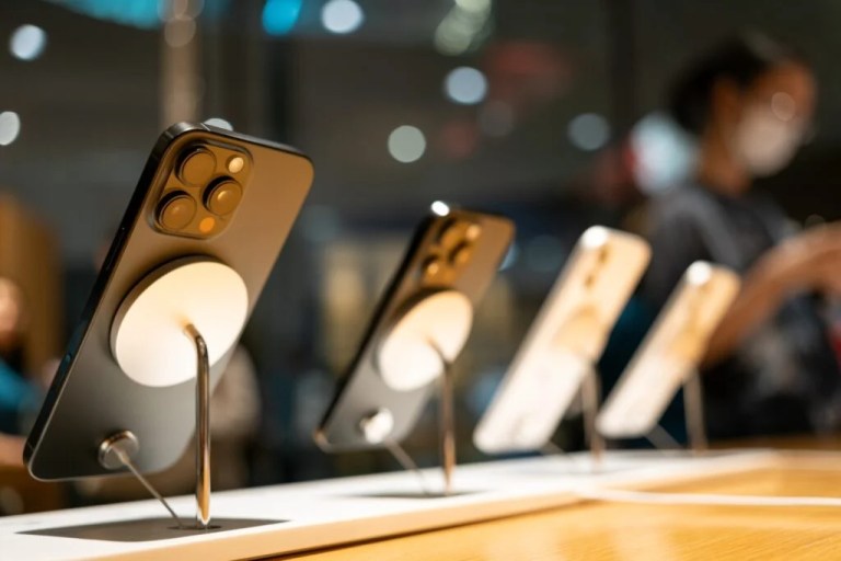 Corning Stock Jumps After Apple Announces Plans To Make All iPhone, Apple Watch Glass In The US – Corning (NYSE:GLW) Corning Stock Jumps After Apple Announces Plans To Make All iPhone, Apple Watch Glass In The US – Corning (NYSE:GLW)