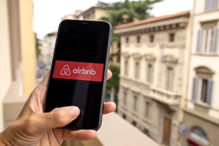 Airbnb’s CFO Warns of Slower Growth Ahead: Sees ‘Difficult Year-Over-Year Comparison’ After Booking Surge In 2024 — Stock Dips Over 6% – Airbnb (NASDAQ:ABNB) Airbnb’s CFO Warns of Slower Growth Ahead: Sees ‘Difficult Year-Over-Year Comparison’ After Booking Surge In 2024 — Stock Dips Over 6% – Airbnb (NASDAQ:ABNB)